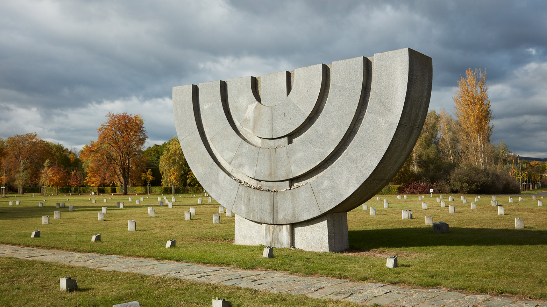 Zachování paměti. Poválečná reflexe holokaustu v pomníkové tvorbě a výtvarném umění
